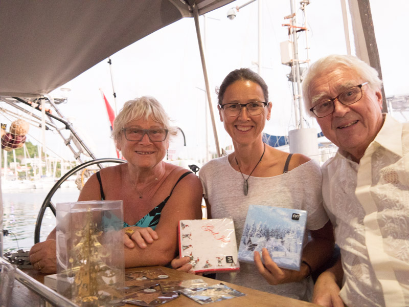 Anne, Cathrine og Harald med juleservietter