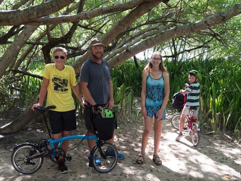 Familien på tur ved Saint Anne, Martinique