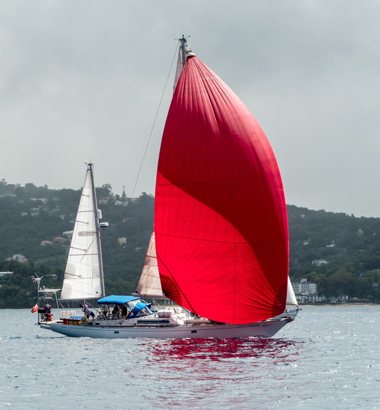 Her har man en sentralt plassert dyp cockpitt med skikkelig sprayhood og bimini