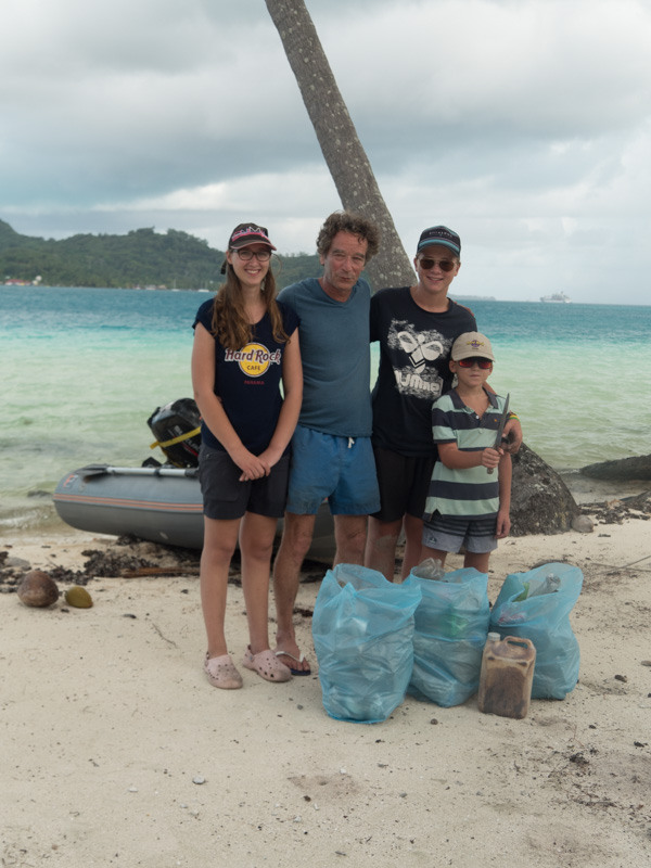 Men vi ventet på Bora Bora ble ungene med Harald på å samle søppel til hans kunstprosjekt G-Cube