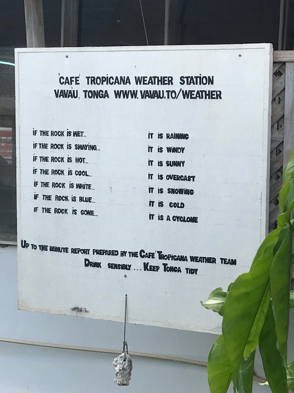 Når det enkleste er mer enn godt nok. Når du er lei alle de avanserte meldingene og diskusjonene holder værmeldingen fra Tropicana bar på Tonga