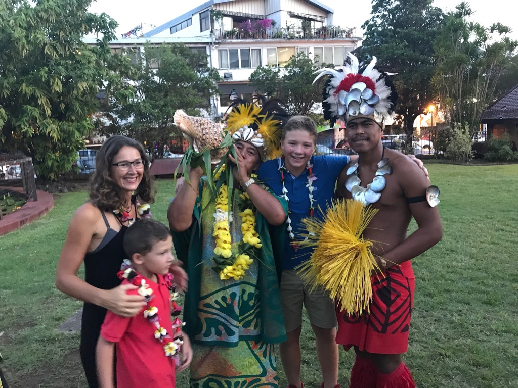 Vi blir hilst velkomne med blomsterkranser i Papeete på Tahiti av tradisjonelt kledde dansere og musikere