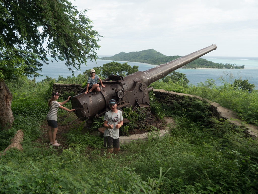 Amerikanerne satte opp 8 slike kanoner på øya, slik at de kunne skyte i alle rettninger