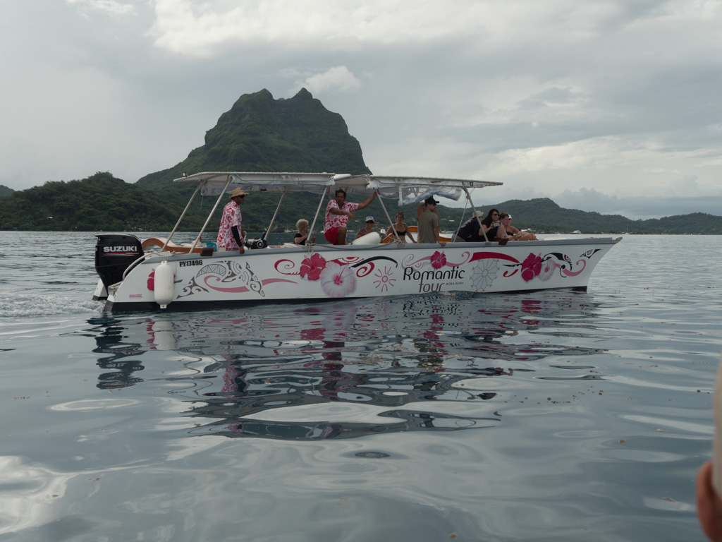 En av mange "tradisjonelle" båter på Bora Bora